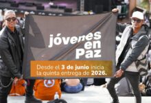Jóvenes beneficiarios del programa Jóvenes en Paz recibiendo apoyo económico