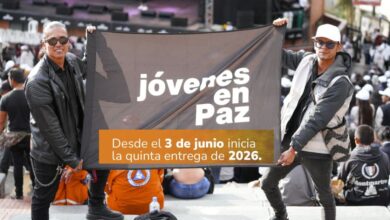 Jóvenes beneficiarios del programa Jóvenes en Paz recibiendo apoyo económico